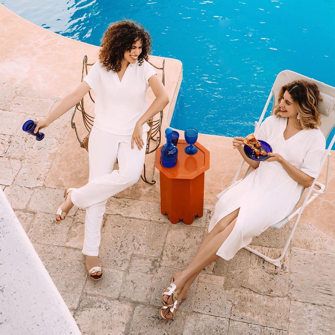 Artboard 3 deux femmes portent des tenues en blanches de chez mabrouk