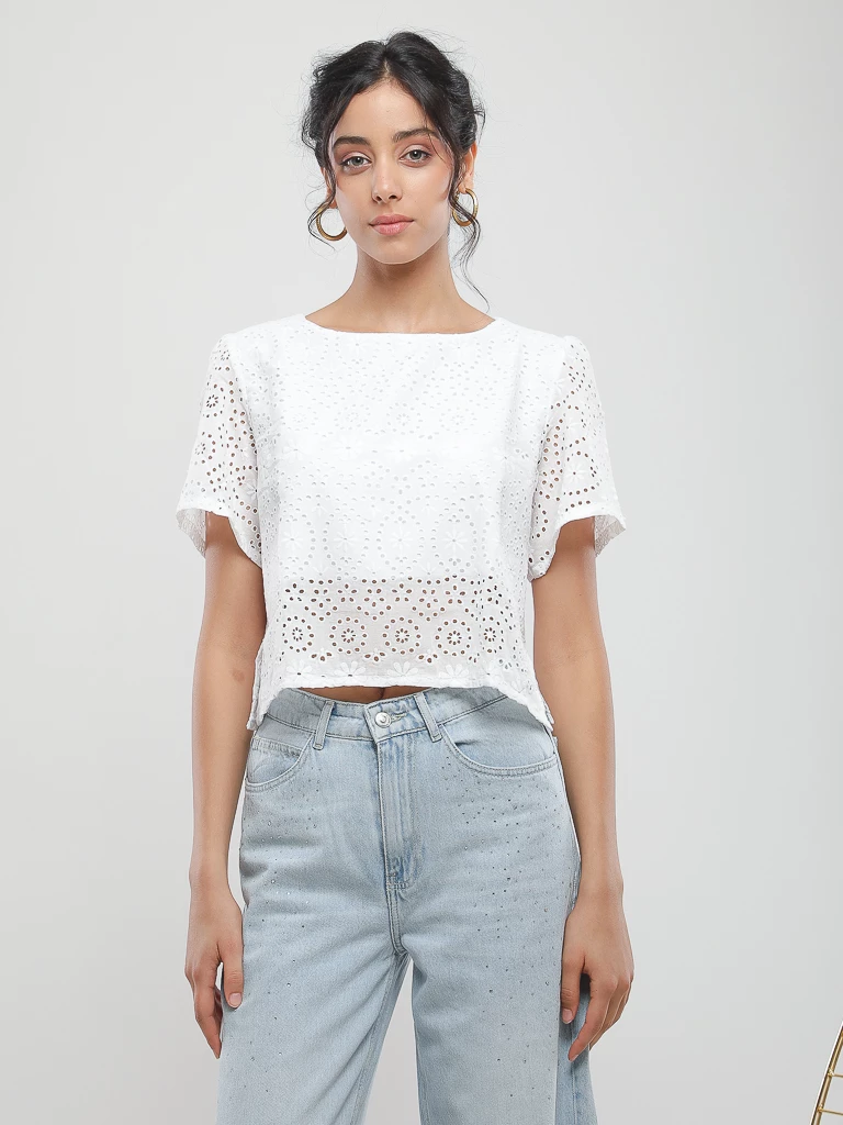 Blouse courte en broderie anglaise