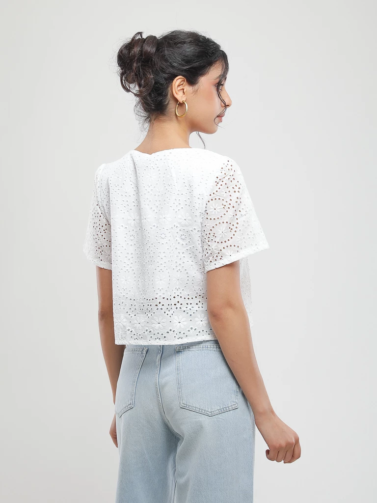 Blouse courte en broderie anglaise