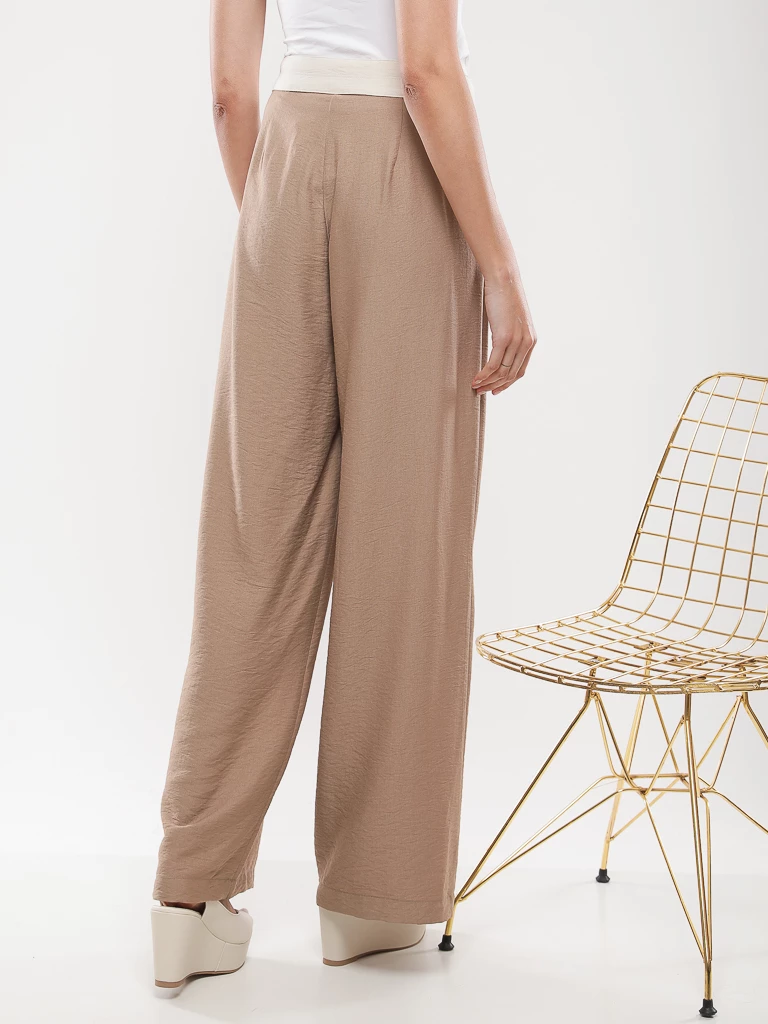 Pantalon large à ceinture contrastante