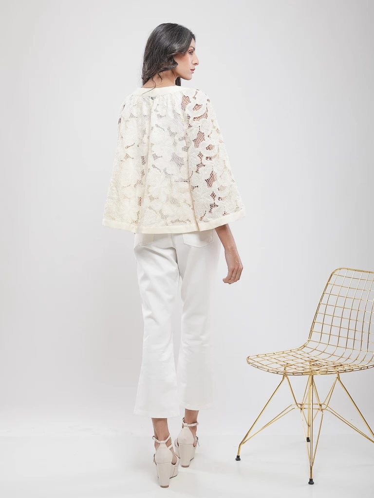 Veste courte en dentelle