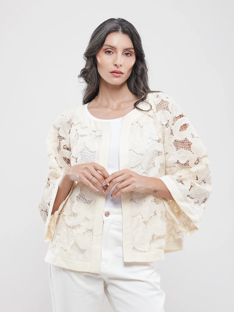Veste courte en dentelle