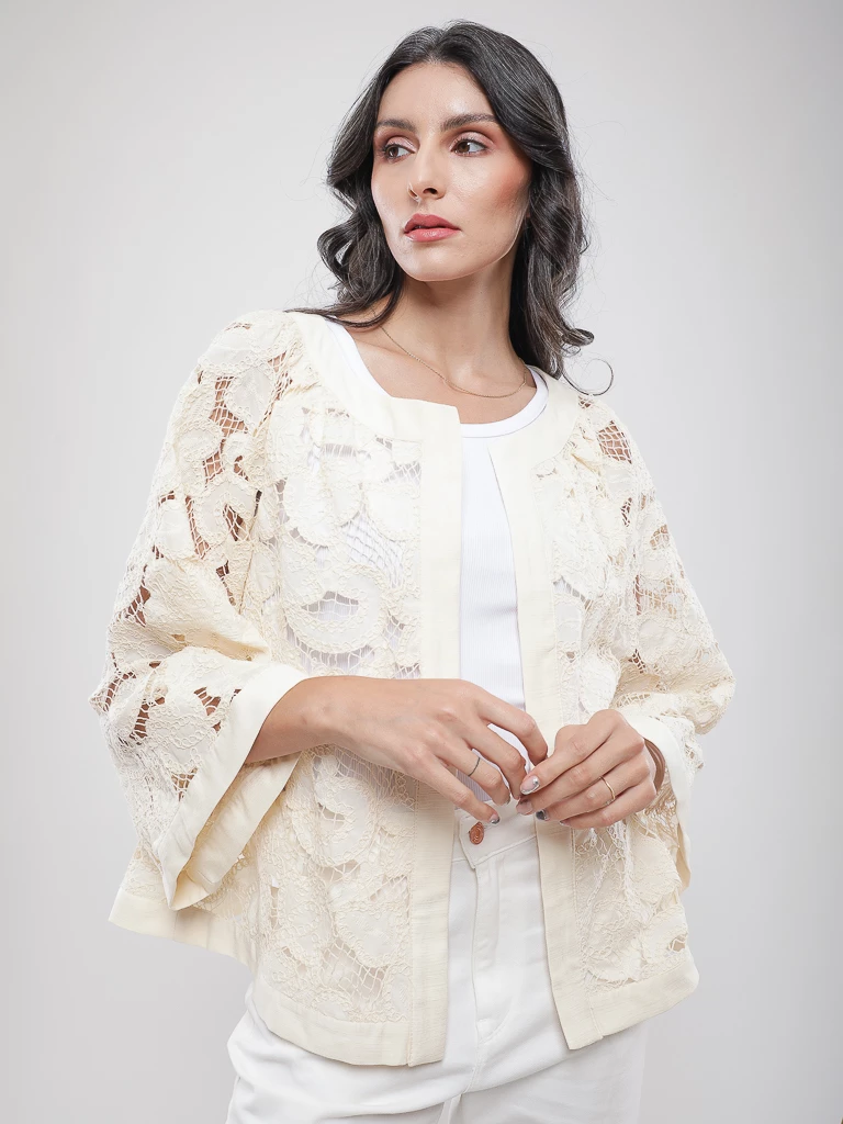 Veste courte en dentelle