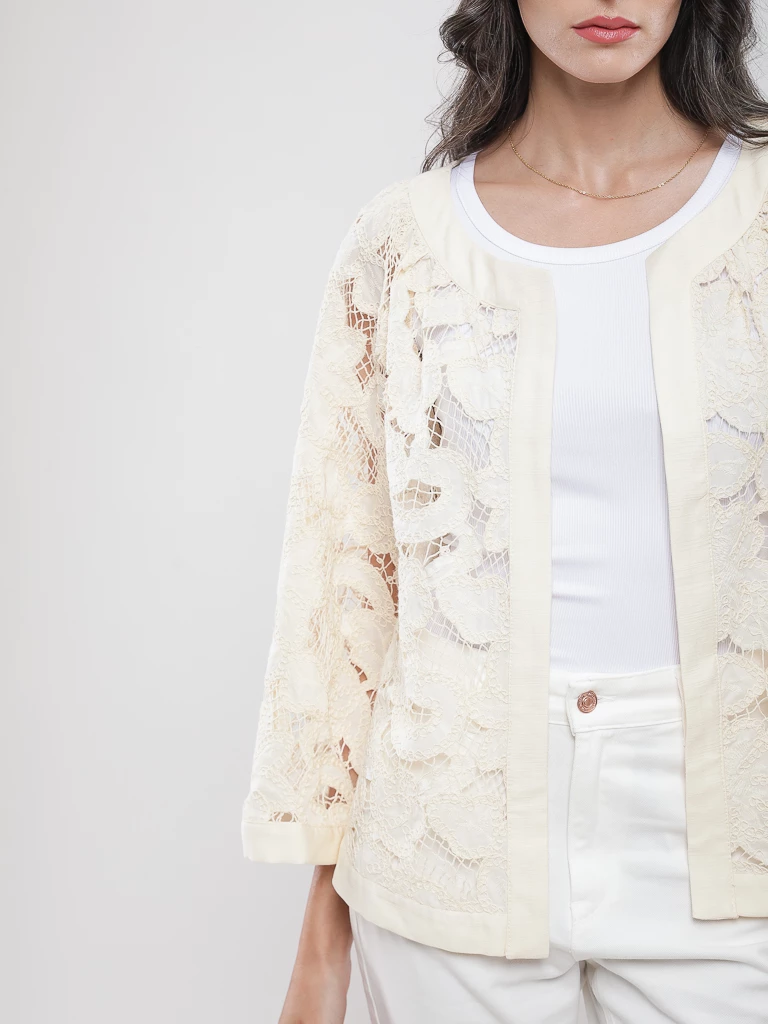 Veste courte en dentelle