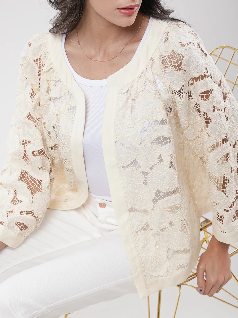 Veste courte en dentelle