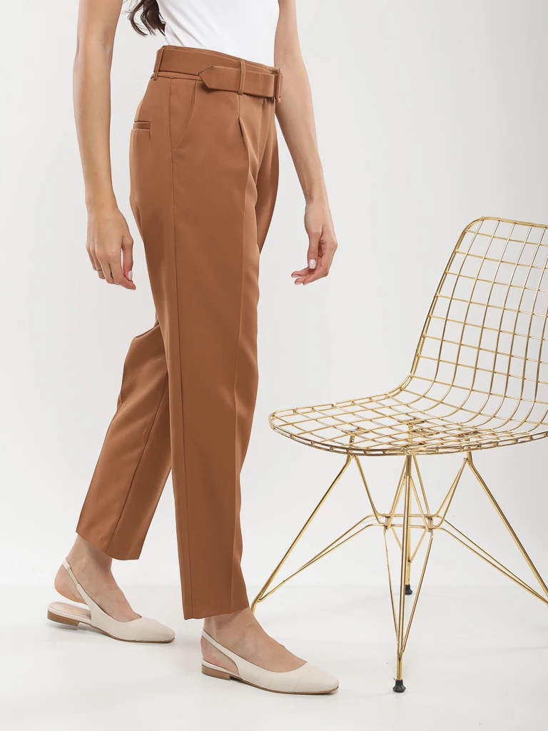 Pantalon carotte taille haute avec ceinture