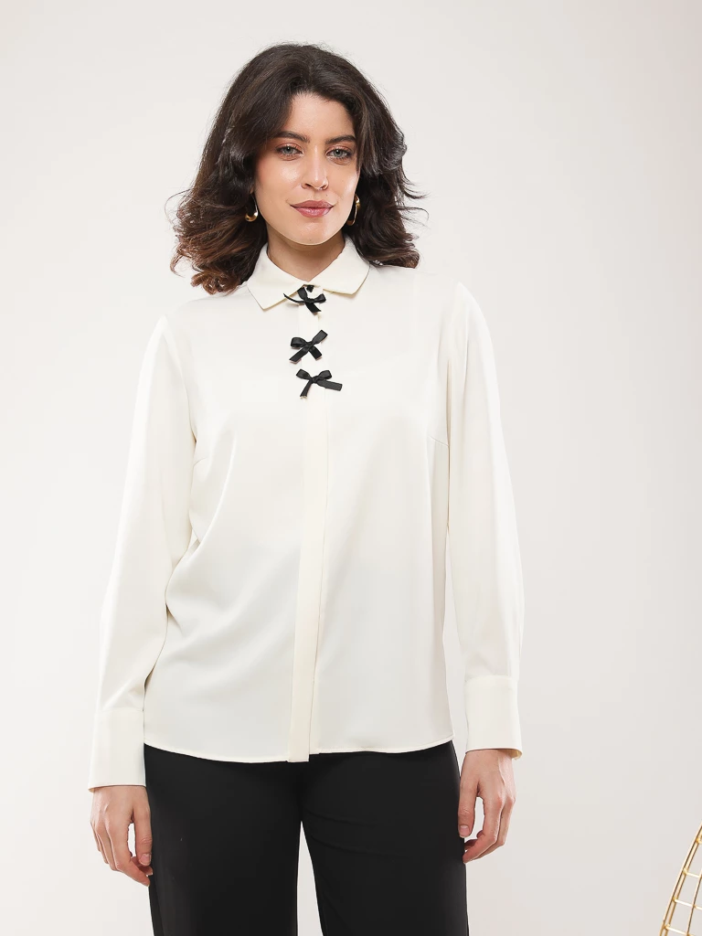 Chemise fluide à noeuds contrastants