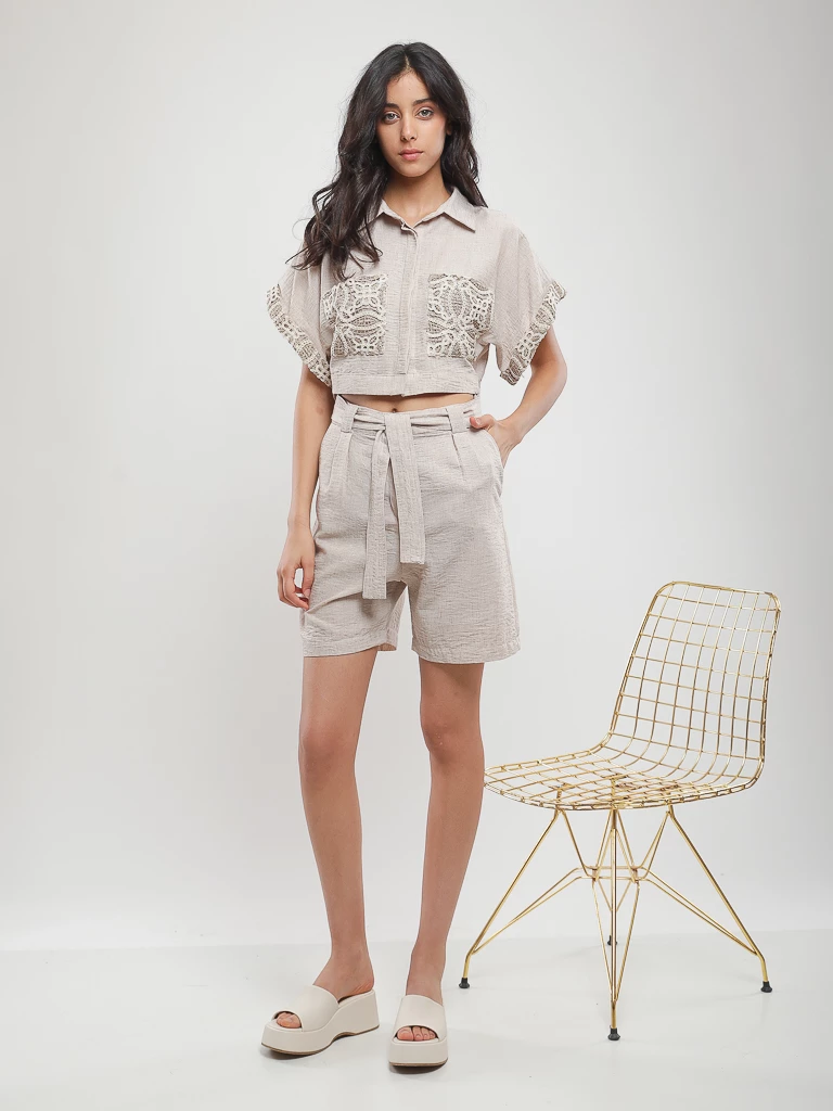 Chemise courte en lin finition dentelle