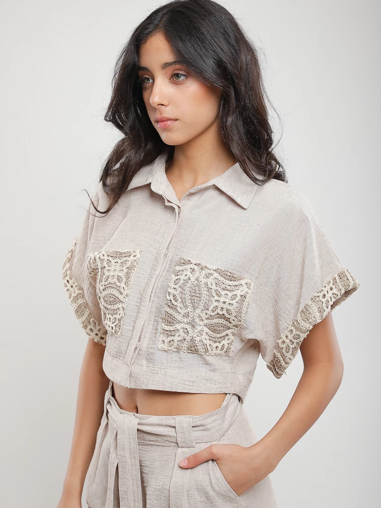 Chemise courte en lin finition dentelle