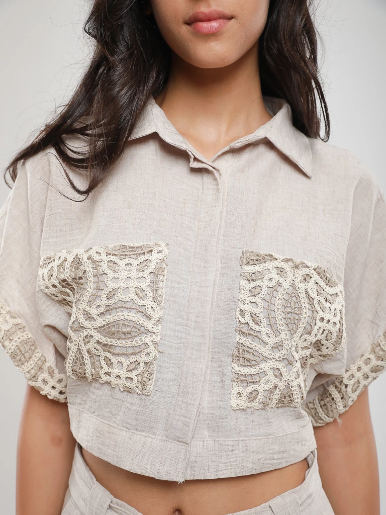Chemise courte en lin finition dentelle
