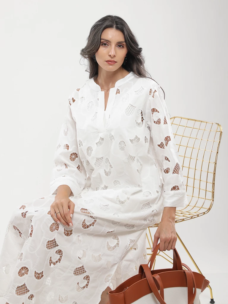 Robe midi blanche en broderie