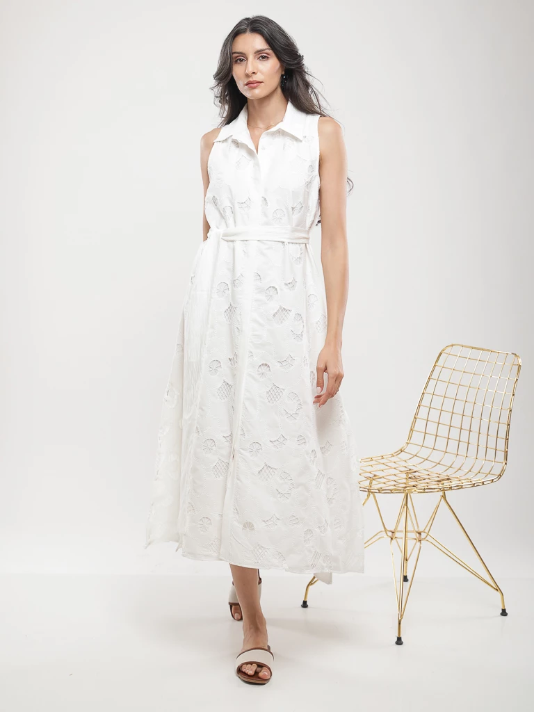 Robe midi sans manches en broderie