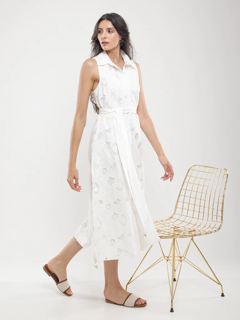 Robe midi sans manches en broderie