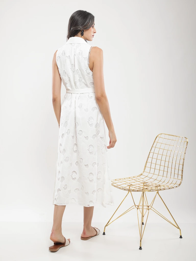 Robe midi sans manches en broderie